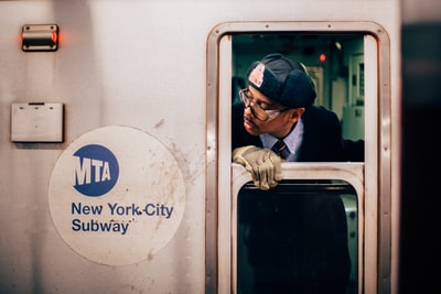 一个男人偷看纽约地铁的车窗